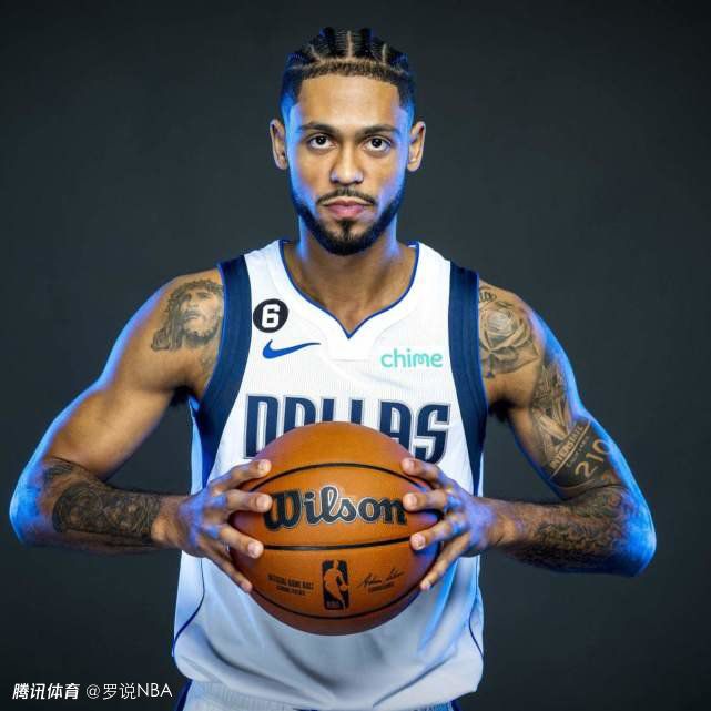 故事产生在罗马尼亚，薇薇安（艾格尼丝·布鲁根 Agnes Bruckner 饰）是一个很有姿色的女人，在她安静的糊口背后，躲着一个不成告人的奥秘和一段布满了鲜血和哀号的悲凉汗青。艾顿（休·丹西 Hugh Dancy 饰）久长以来致力于研究“狼人”这一奇奥的种群，虽然在汗青中，这一种群早已灭尽，但艾顿相信，曾如斯复杂和茂盛的种群不成能在如斯段的时候里就完全的鸣金收兵。按照史料，艾顿来到了一所烧毁的教堂寻觅狼人的踪影，在这里，他没有找到狼人，却碰见了薇薇安。薇薇安的神秘和斑斓让艾顿坠进了情网，在艾顿的火热攻势下，薇薇安心中的坚冰逐步化解。但是，薇薇安今朝所面对的状态却不容乐不雅，一方面，她要死力隐瞒本身的狼人身份，同时，为了延续狼族的血脉，她行将成为同类加布里埃尔（奥利维·马丁内兹 Olivier Martinez 饰）的老婆。在惴惴不安的情感中，月圆之夜到临了。